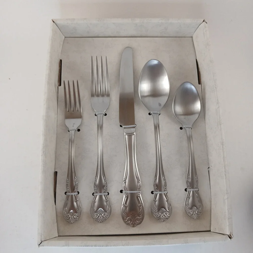 Brand New Pioneer Woman Agatha Flatware 20 Pieces Service For 4 Satin